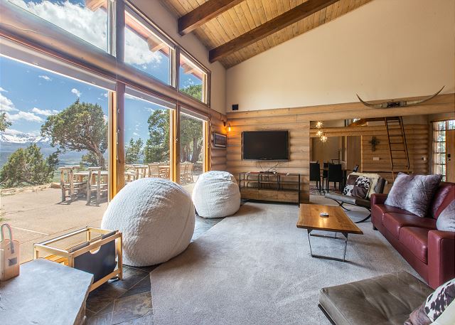 Stunning Mountain Home with Spectacular Views - Access to Trails STR2024-063 3