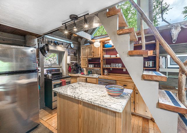 Historic Cabin-Near Downtown-Pet Friendly-Front Porch with Amazing Views! 8