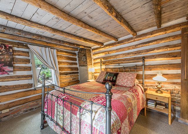 Historic Cabin-Near Downtown-Pet Friendly-Front Porch with Amazing Views! 10