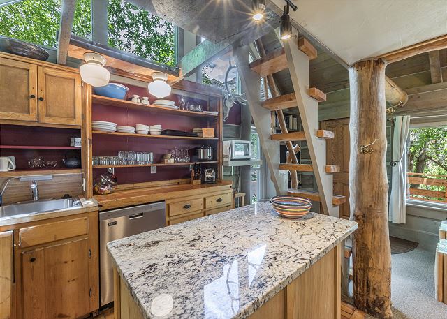 Historic Cabin-Near Downtown-Pet Friendly-Front Porch with Amazing Views! 7