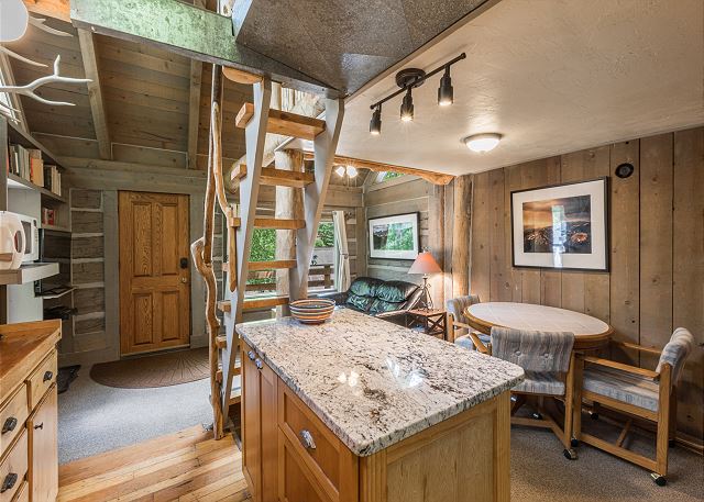 Historic Cabin-Near Downtown-Pet Friendly-Front Porch with Amazing Views! 6