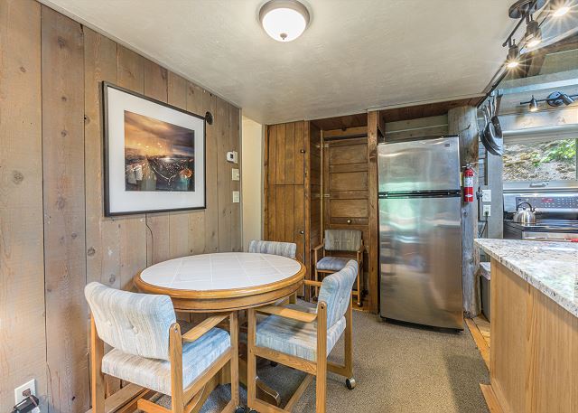 Historic Cabin-Near Downtown-Pet Friendly-Front Porch with Amazing Views! 9