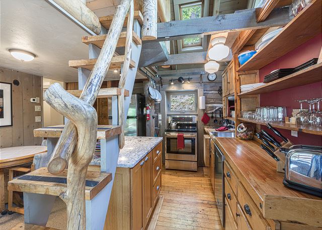 Historic Cabin-Near Downtown-Pet Friendly-Front Porch with Amazing Views! 5