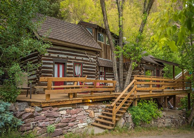 Historic Cabin-Near Downtown-Pet Friendly-Front Porch with Amazing Views!