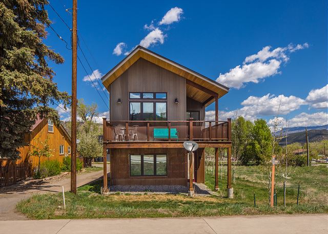In the Heart of Ridgway- Amazing View- AC- Pet Friendly- Private Master
