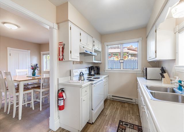 Cozy Downtown Pet Friendly Home with Fiber Internet! Fenced Outdoor Area! 7