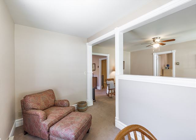 Cozy Downtown Pet Friendly Home with Fiber Internet! Fenced Outdoor Area! 6