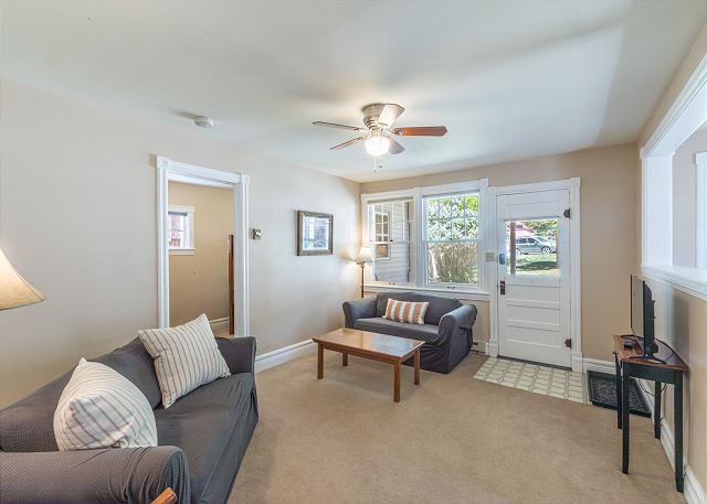 Cozy Downtown Pet Friendly Home with Fiber Internet! Fenced Outdoor Area! 3