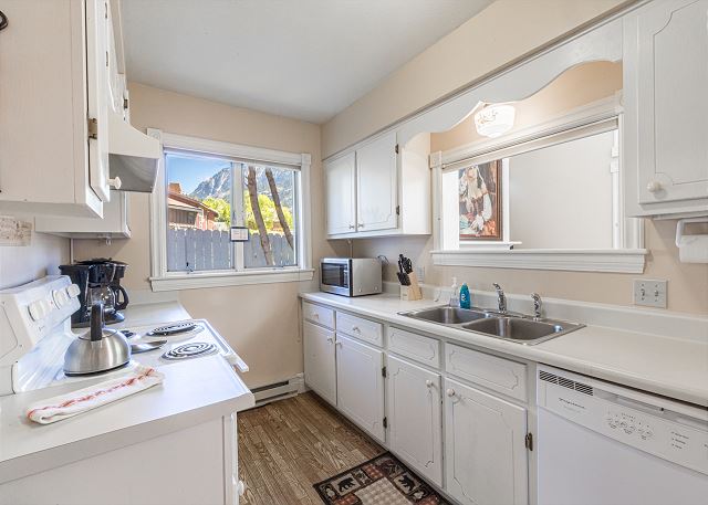 Cozy Downtown Pet Friendly Home with Fiber Internet! Fenced Outdoor Area! 9