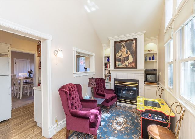 Cozy Downtown Pet Friendly Home with Fiber Internet! Fenced Outdoor Area! 4