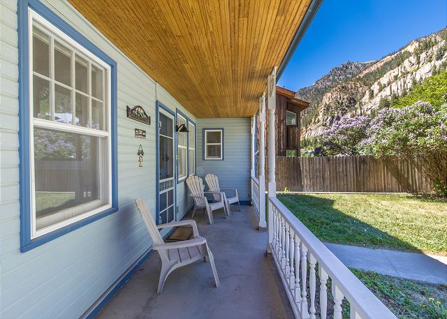 Cozy Downtown Pet Friendly Home with Fiber Internet! Fenced Outdoor Area! 3