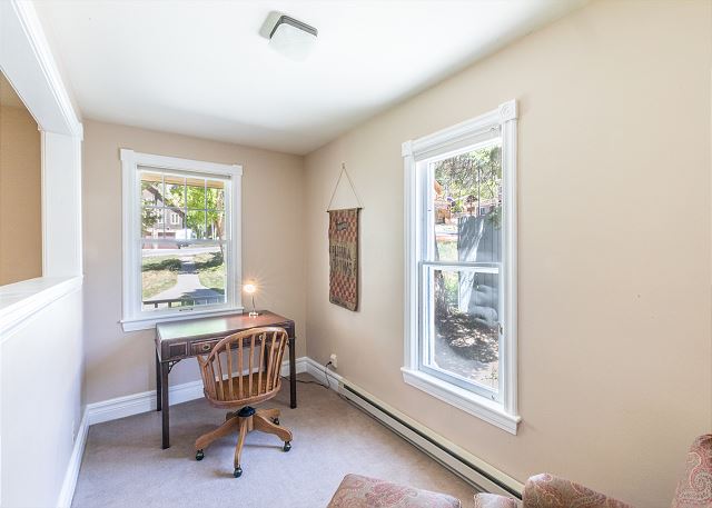 Cozy Downtown Pet Friendly Home with Fiber Internet! Fenced Outdoor Area! 5