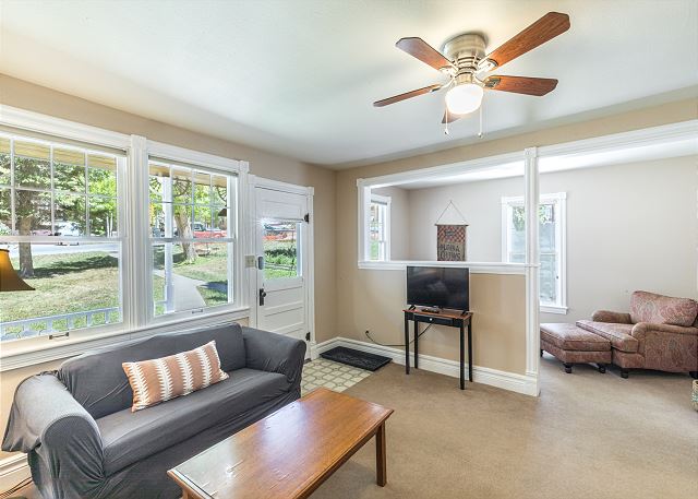 Cozy Downtown Pet Friendly Home with Fiber Internet! Fenced Outdoor Area! 2