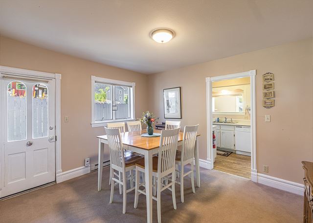 Cozy Downtown Pet Friendly Home with Fiber Internet! Fenced Outdoor Area! 10