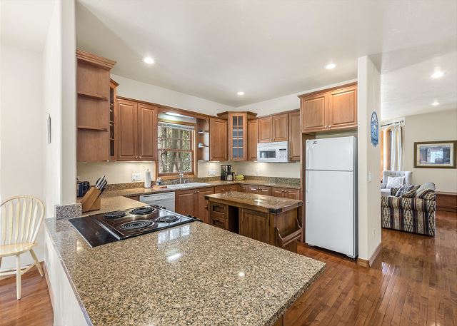 Riverfront Townhome - Great Location & Views - Walk to Ouray - Spacious Deck 5