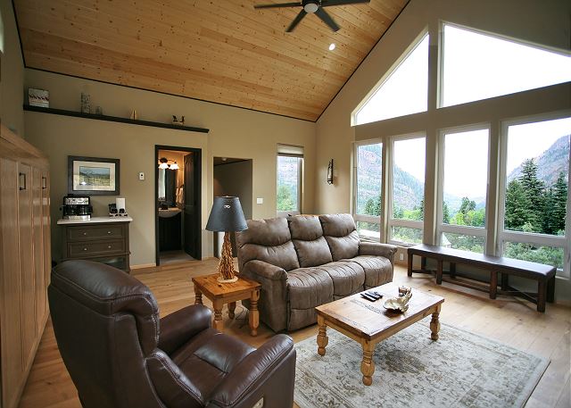 Hillside Haven: Extended-Stay Cabin with Stunning Ouray Views 2