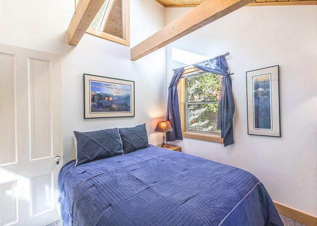 Walk to Downtown | Beautiful Views | Air Conditioning! 7