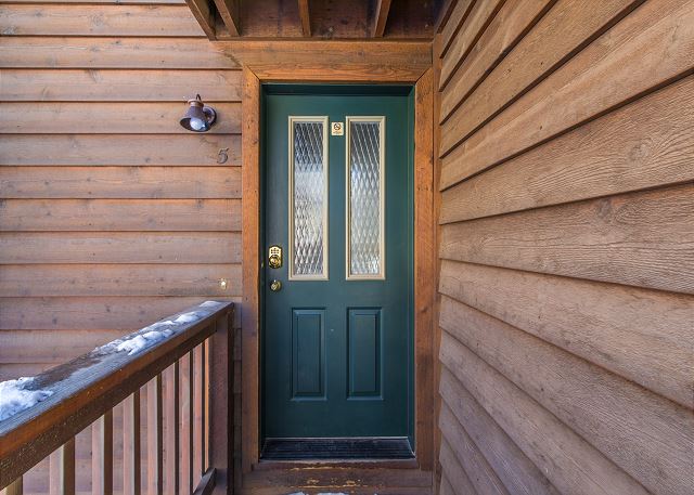 Cozy Remodeled Condo- Walk to Downtown & the River - Beautiful Mountain Views 2