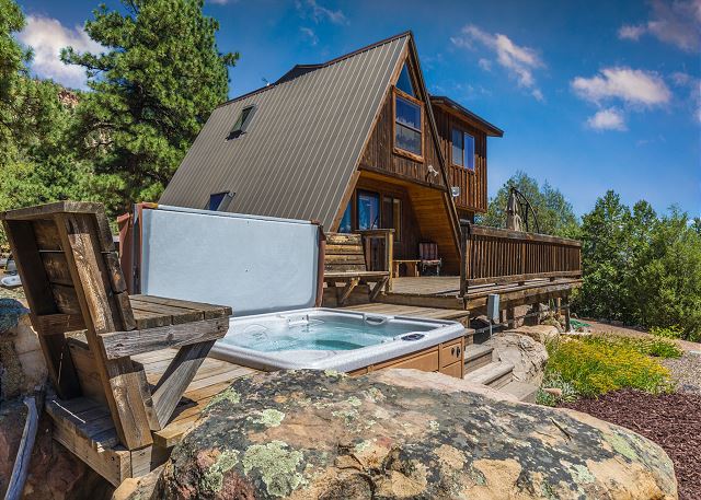 Cozy Cabin - Beautiful Views of the Surrounding Peaks - Hot Tub STR2024-010