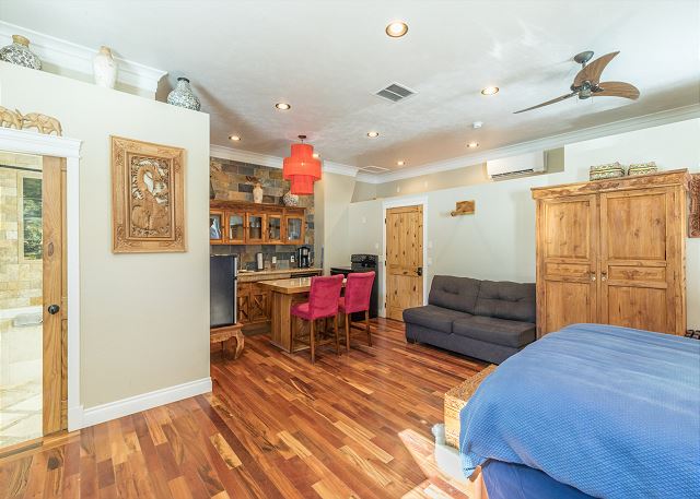 Historic Suite Located in the Heart of Ouray | Air Conditioning! 6