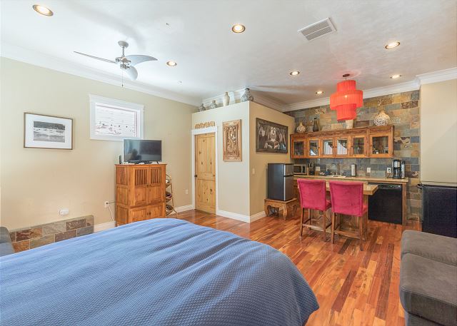 Historic Suite Located in the Heart of Ouray | Air Conditioning! 5