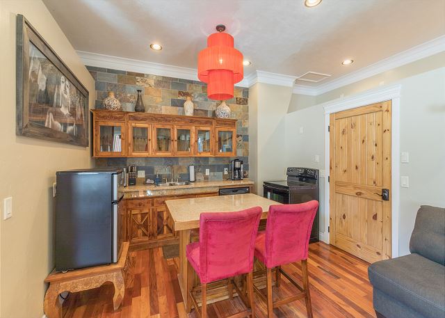 Historic Suite Located in the Heart of Ouray | Air Conditioning! 2