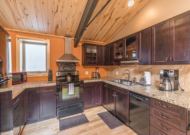 Renovated Historic Suite - Air Conditioning - Heart of Downtown Ouray 6