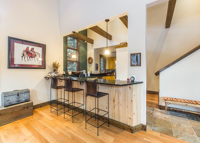 Luxury Condo | Blocks to Downtown | Private Deck | 360 Views 8