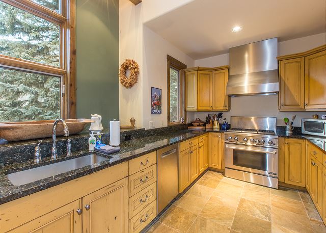 Luxury Condo | Blocks to Downtown | Private Deck | 360 Views 3