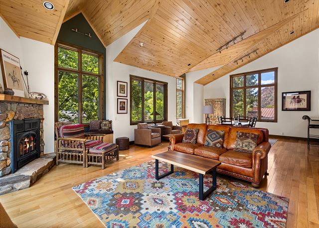 Luxury Condo | Blocks to Downtown | Private Deck | 360 Views 10