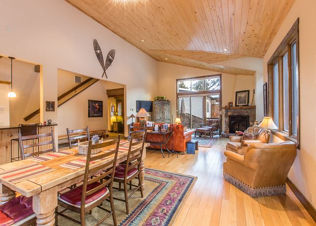 Luxury Condo | Blocks to Downtown | Private Deck | 360 Views 6