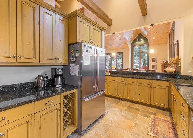 Luxury Condo | Blocks to Downtown | Private Deck | 360 Views 9