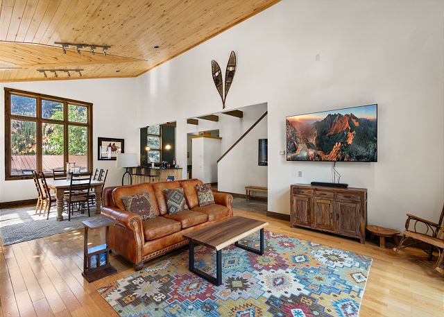 Luxury Condo | Blocks to Downtown | Private Deck | 360 Views 9