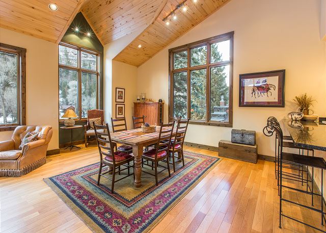 Luxury Condo | Blocks to Downtown | Private Deck | 360 Views 2