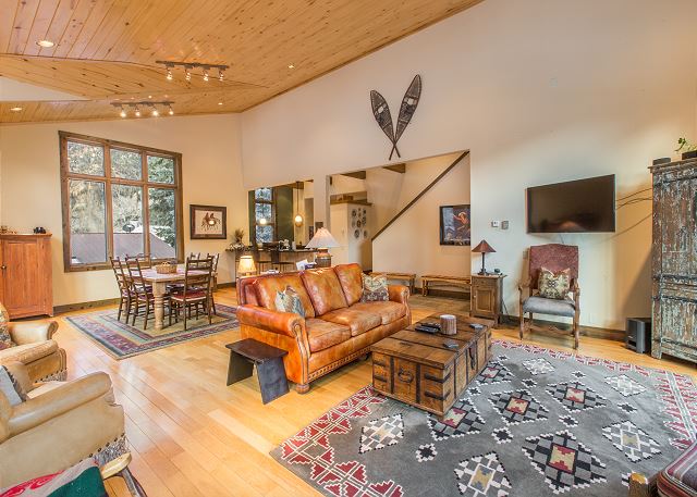 Luxury Condo | Blocks to Downtown | Private Deck | 360 Views 4