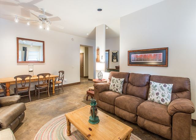 Spacious Getaway | Walk to Downtown | Private Courtyard 4