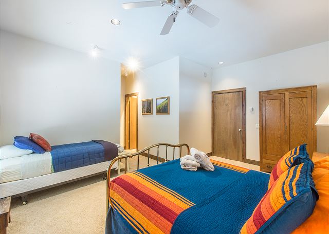 Spacious Getaway | Walk to Downtown | Private Courtyard 9