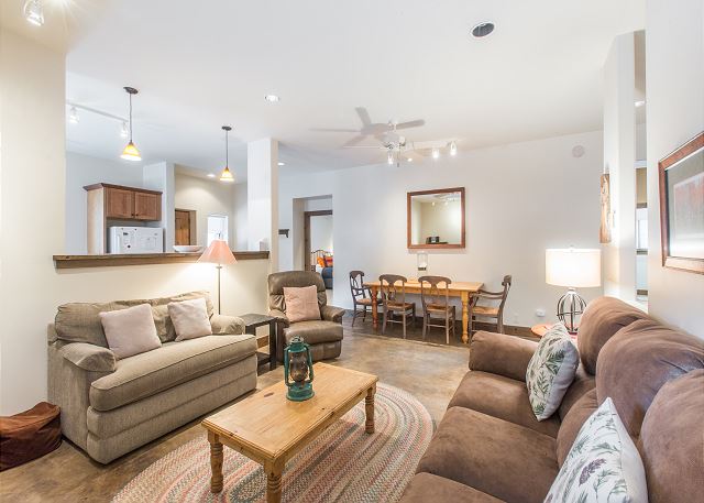 Spacious Getaway | Walk to Downtown | Private Courtyard 5