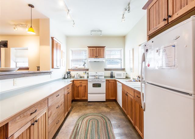 Spacious Getaway | Walk to Downtown | Private Courtyard 8