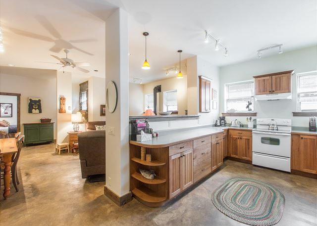 Spacious Getaway | Walk to Downtown | Private Courtyard 7