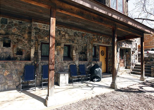 Spacious Getaway | Walk to Downtown | Private Courtyard 2