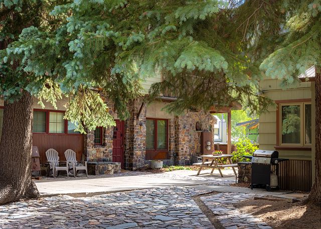 Walk to Downtown Ouray | Cozy Cottage | BBQ Grill 3