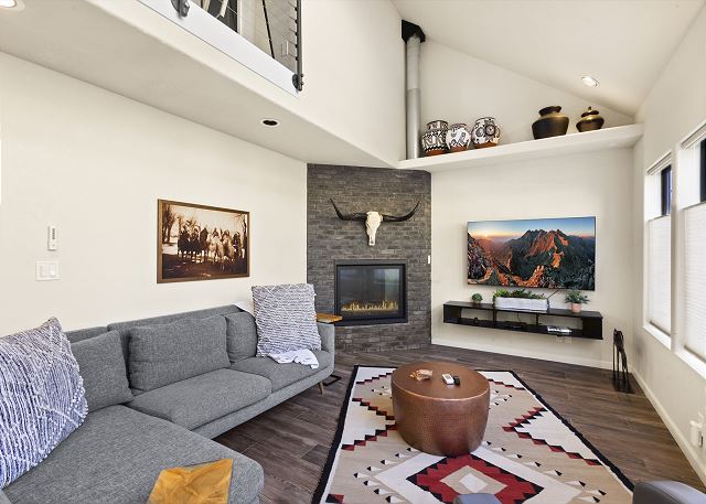 Luxury Meets Tranquil Mountain Retreat-Private Courtyard-Pet-Friendly 10