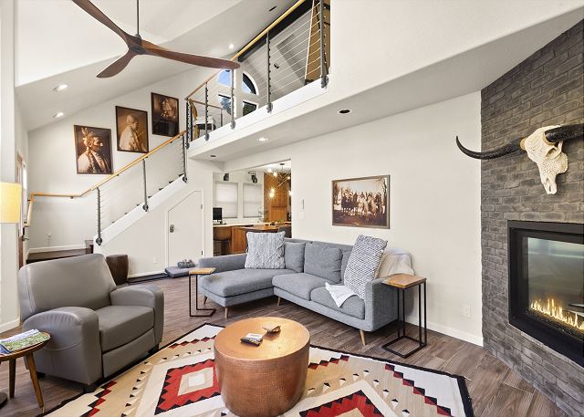 Luxury Meets Tranquil Mountain Retreat-Private Courtyard-Pet-Friendly 5