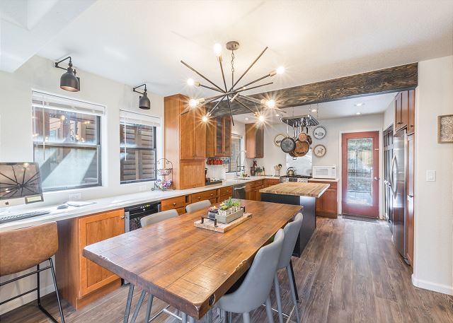 Luxury Meets Tranquil Mountain Retreat-Private Courtyard-Pet-Friendly 3