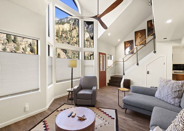 Luxury Meets Tranquil Mountain Retreat-Private Courtyard-Pet-Friendly 7