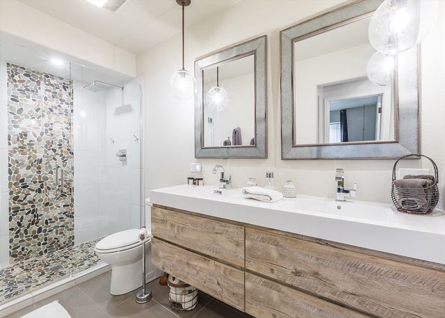 Luxury Meets Tranquil Mountain Retreat-Private Courtyard-Pet-Friendly 4