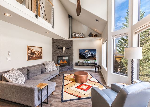 Luxury Meets Tranquil Mountain Retreat-Private Courtyard-Pet-Friendly
