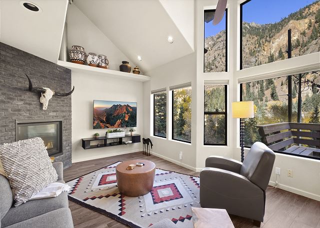 Luxury Meets Tranquil Mountain Retreat-Private Courtyard-Pet-Friendly 9