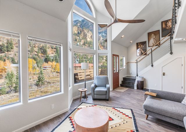 Luxury Meets Tranquil Mountain Retreat-Private Courtyard-Pet-Friendly 6